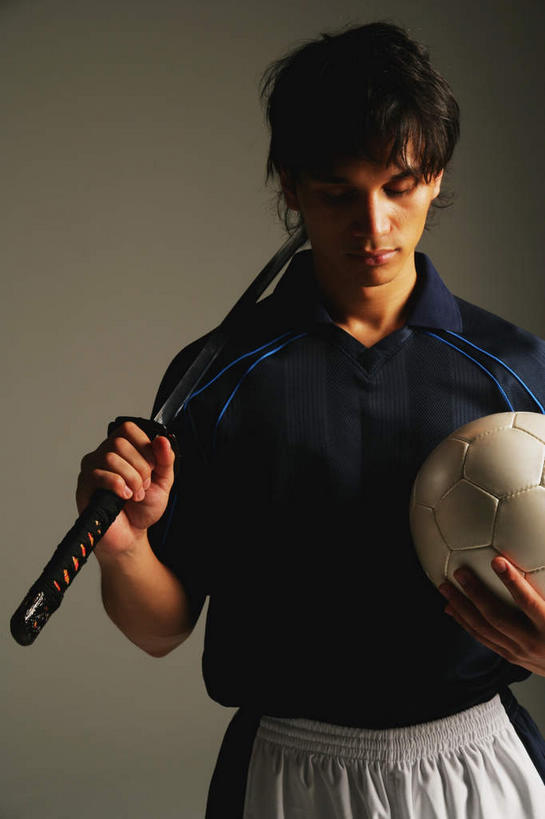 西方人,背,一个人,运动员,站,捧,竖图,室内,白天,白色背景,正面,运动服,锻炼,运动,竞争,足球,欧洲,欧洲人,仅一个男性,仅一个人,对抗,握,阴影,服装,冲突,反射,武士刀,影子,刀具,足球装备,拿,拿着,注视,破坏,运动器械,仅一个年轻男性,一个,衣服,白色,刀,背着,观察,看,站着,健身器械,武器,战争,盯,握着,摄影,服饰,影棚,单个,观看,瞪,损坏,察看,攻击,威胁,衣着,穿着,对立,关注,矛盾,兵器,防御,健身器材,日本刀,敌对,挫败,斗争,抗拒,抗衡,冷兵器,蹴鞠,凶器,杀伤,威慑,东洋刀,东瀛刀,日本武士刀,背负,衣饰,体育,危险,足球运动,男人,男性,年轻男性,白种人,体育运动员,运动选手,端,端着,捧着,手捧,站立,半身,彩图,影棚拍摄,健身,拍摄,运动器材,运动装