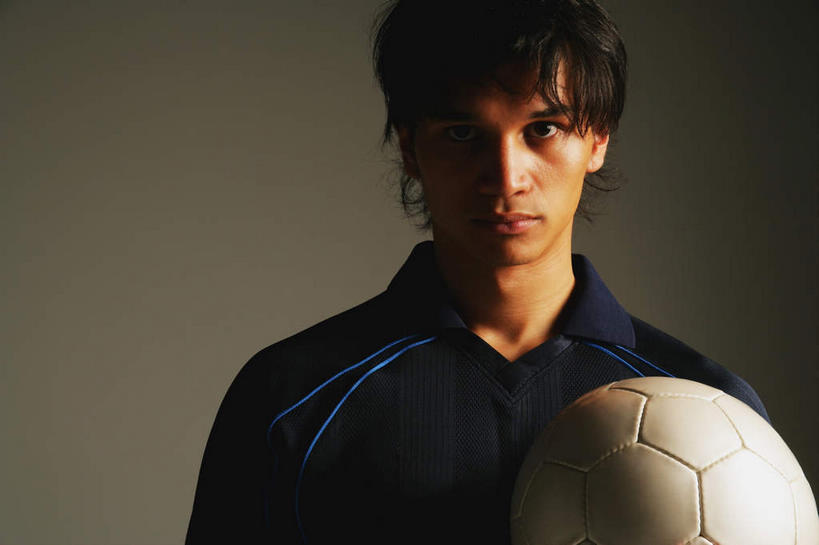 西方人,脸,头,脸颊,一个人,运动员,站,捧,横图,室内,特写,白天,正面,运动服,锻炼,运动,足球,欧洲,欧洲人,仅一个男性,仅一个人,握,阴影,服装,反射,影子,足球装备,拿,拿着,注视,运动器械,仅一个年轻男性,一个,衣服,观察,看,站着,健身器械,盯,握着,服饰,单个,观看,瞪,察看,衣着,穿着,关注,健身器材,蹴鞠,衣饰,体育,足球运动,男人,男性,年轻男性,白种人,头部,脸部,脸蛋,面部,体育运动员,运动选手,端,端着,捧着,手捧,站立,半身,彩图,健身,运动器材,运动装