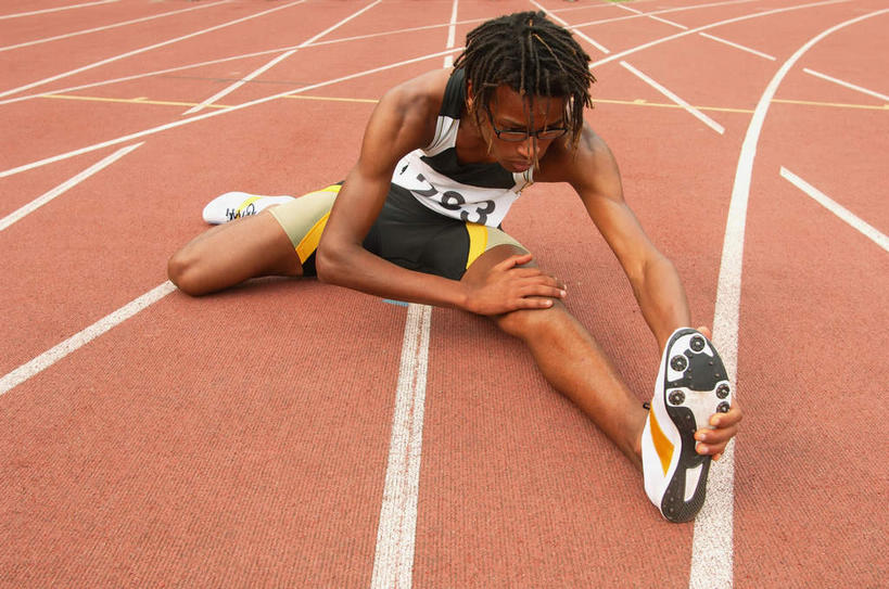 西方人,一个人,运动员,体育馆,运动场,横图,俯视,室外,白天,锻炼,快乐,比赛,运动,竞争,欧洲,非洲,黑人,欧洲人,仅一个男性,仅一个人,准备,阴影,光线,线,眼镜,影子,注视,娱乐,体育场,仅一个年轻男性,白色,阳光,观察,看,休闲,抓,劈叉,劈腿,田径场,观看,察看,体育运动,关注,赛道,标线,预备,近视眼镜,运动馆,体育,男人,男性,年轻男性,非洲人,体育运动员,运动选手,彩图,高角度拍摄,全身,健身