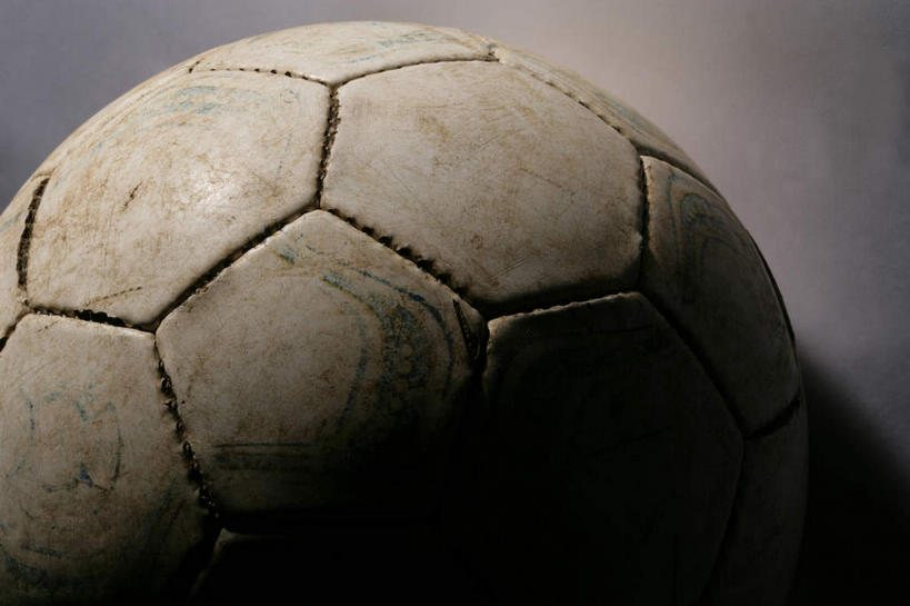 无人,横图,室内,特写,白天,正面,足球,静物,阴影,灰色背景,局部,形状,光线,纹路,六边形,图案,影子,灯光,足球装备,球形,运动器械,一个,健身器械,摄影,影棚,单个,部分,脏,健身器材,蹴鞠,形态,外形,足球运动,彩图,影棚拍摄,拍摄,运动器材