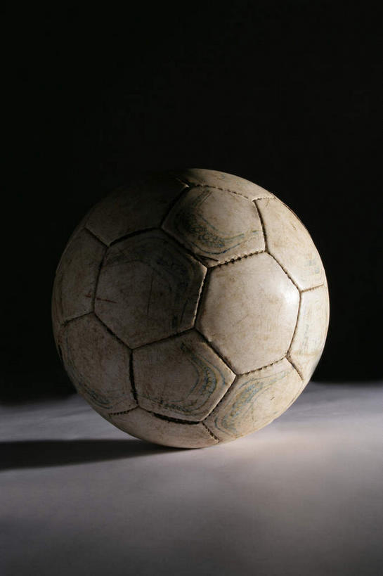 无人,竖图,室内,特写,白天,正面,足球,静物,阴影,黑色背景,形状,光线,纹路,瓷砖,地砖,六边形,图案,影子,灯光,足球装备,地面,球形,运动器械,一个,健身器械,摄影,影棚,单个,脏,健身器材,蹴鞠,形态,外形,足球运动,彩图,影棚拍摄,拍摄,运动器材