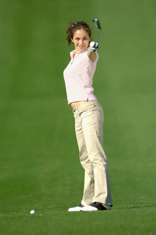 西方人,一个人,站,举,笑,微笑,露齿笑,竖图,室外,白天,侧面,欧洲,欧洲人,仅一个年轻女性,仅一个女性,仅一个人,握,阴影,服装,朦胧,模糊,光线,高尔夫,高尔夫球,影子,球场,拿,拿着,注视,休闲装,高尔夫球场,衣服,阳光,观察,看,托,站着,休闲,休闲服,握着,服饰,转身,观看,察看,高尔夫球杆,关注,绿茵场,高尔夫运动,高尔夫球具,回身,年轻女性,女人,女性,白种人,举起,举手,举着,向上举,向上伸,向上托,站立,彩图,全身