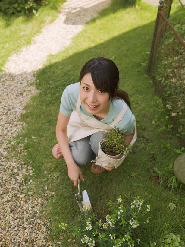 东方人,一个人,蹲,笑,微笑,露齿笑,竖图,俯视,室外,白天,草地,草坪,植物,道路,路,金属制品,亚洲,仅一个年轻女性,仅一个女性,仅一个人,握,阴影,服装,光线,金属,铲子,影子,小路,交通,注视,休闲装,黄种人,草,一个,衣服,蓝色,绿色,阳光,看,挖,休闲,休闲服,握着,服饰,乡间小路,单个,关注,年轻女性,女人,女性,亚洲人,蹲着,抬头,仰头,彩图,高角度拍摄,全身