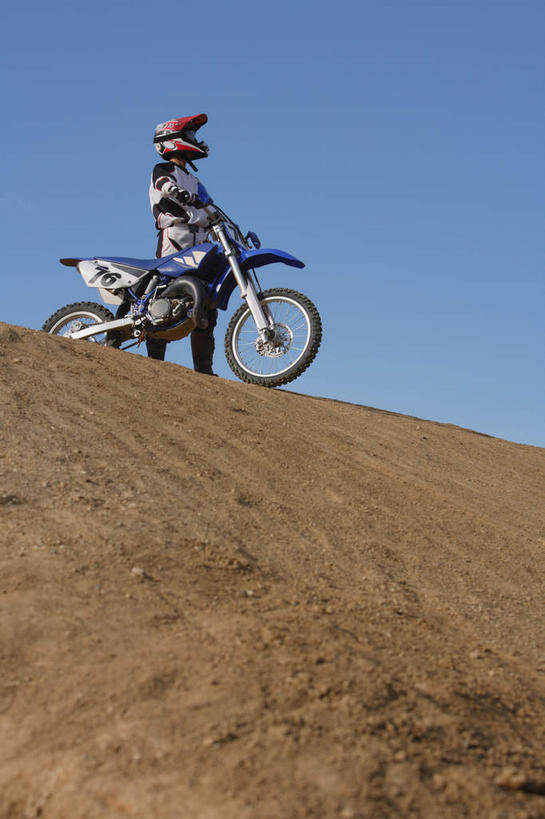 东方人,一个人,运动员,站,竖图,室外,白天,仰视,运动服,安全,山,摩托车,帽子,亚洲,仅一个男性,仅一个人,阴影,光线,标志,数字,头盔,文字,眼镜,影子,字符,字母,山峰,山坡,云,云朵,防护,山峦,云彩,注视,黄种人,标识,车,仅一个年轻男性,蓝色,白云,蓝天,天空,阳光,安全帽,交通工具,天,观察,驾驶,看,行驶,站着,观看,护目镜,保护,操纵,控制,察看,关注,载具,保险,防护服,赛车手,操控,保全,周全,安稳,安定,把持,安全防护眼镜,平安,男人,男性,年轻男性,亚洲人,体育运动员,运动选手,站立,彩图,低角度拍摄,全身,防护眼镜