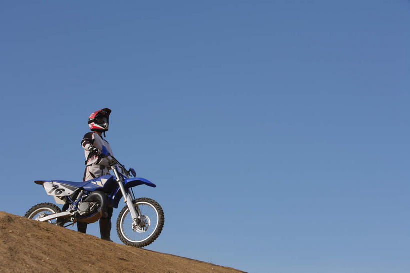 东方人,一个人,运动员,站,横图,室外,白天,仰视,运动服,安全,山,摩托车,帽子,亚洲,仅一个男性,仅一个人,阴影,光线,标志,数字,头盔,文字,眼镜,影子,字符,字母,山峰,山坡,防护,山峦,注视,黄种人,标识,车,仅一个年轻男性,蓝色,蓝天,天空,阳光,安全帽,交通工具,天,观察,驾驶,看,行驶,站着,观看,护目镜,保护,操纵,控制,察看,关注,载具,保险,防护服,赛车手,操控,保全,周全,安稳,安定,把持,安全防护眼镜,平安,男人,男性,年轻男性,亚洲人,体育运动员,运动选手,站立,彩图,低角度拍摄,全身,防护眼镜