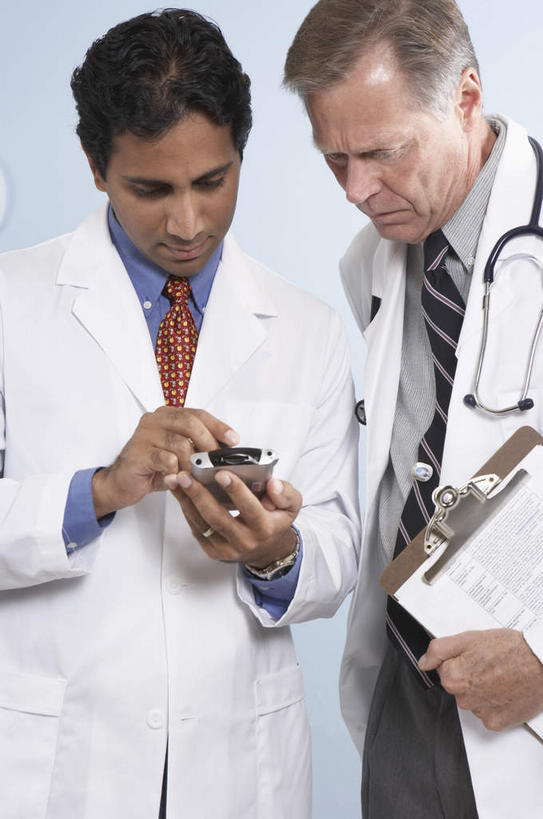 西方人,两个人,伙伴,朋友,医生,医院,站,竖图,室内,白天,正面,工作服,制服,商务,友谊,合作,团队,科技,欧洲,欧洲人,敲打,握,科学,材料,档案,文件,纸,墙,领带,拿,拿着,注视,输入,墙壁,墙面,灰色,手稿,听诊器,资料,打字,低头,观察,记录,看,站着,医护人员,医疗人员,便捷,战略,联络,握着,通信,观看,点击,掌上电脑,敲击,证明,察看,医疗设备,科学技术,象征,庄重,白大褂,关注,文档,医疗器械,液晶,身份,医疗工具,医疗机构,PDA掌上电脑,个人数字助理,轻巧,联合,合谋,正式,地位,垂头,工作制服,检测工具,配合,协作,按键,老年男性,男人,男性,中年男性,白种人,大夫,站立,半身,彩图,工作套服,办公,病院,诊所