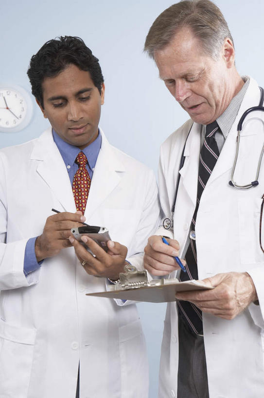 西方人,两个人,伙伴,朋友,医生,医院,站,竖图,室内,白天,正面,工作服,制服,商务,友谊,合作,团队,科技,欧洲,欧洲人,握,科学,材料,档案,文件,纸,墙,领带,拿,拿着,注视,墙壁,墙面,灰色,手稿,听诊器,资料,低头,观察,记录,看,站着,医护人员,医疗人员,便捷,战略,联络,握着,通信,观看,掌上电脑,证明,察看,医疗设备,科学技术,象征,庄重,白大褂,关注,文档,医疗器械,液晶,身份,医疗工具,医疗机构,PDA掌上电脑,个人数字助理,轻巧,联合,合谋,正式,地位,工作制服,检测工具,配合,协作,老年男性,男人,男性,中年男性,白种人,大夫,站立,半身,彩图,工作套服,办公,病院,诊所