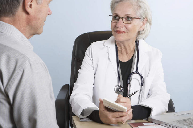 西方人,背部,两个人,医生,病人,医院,坐,笑,微笑,横图,室内,白天,正面,工作服,制服,商务,电脑,笔记本电脑,科技,桌面,桌子,椅子,欧洲,欧洲人,握,科学,网络,木制,眼镜,墙,拿,拿着,注视,通讯设备,墙壁,墙面,灰色,会议椅,木制品,听诊器,观察,记录,看,医护人员,医疗人员,便捷,联络,握着,通信,观看,老花镜,掌上电脑,办公椅,察看,医疗设备,无线,科学技术,白大褂,关注,病患,医疗器械,通信设备,液晶,无线网络,医疗工具,无线上网,便携式电脑,医疗机构,PDA掌上电脑,个人数字助理,轻巧,商务椅,培训椅,工作制服,远视眼镜,检测工具,手提电脑,老年男性,老年女性,男人,男性,女人,女性,白种人,大夫,患者,就医者,坐着,半身,彩图,工作套服,办公,病院,诊所