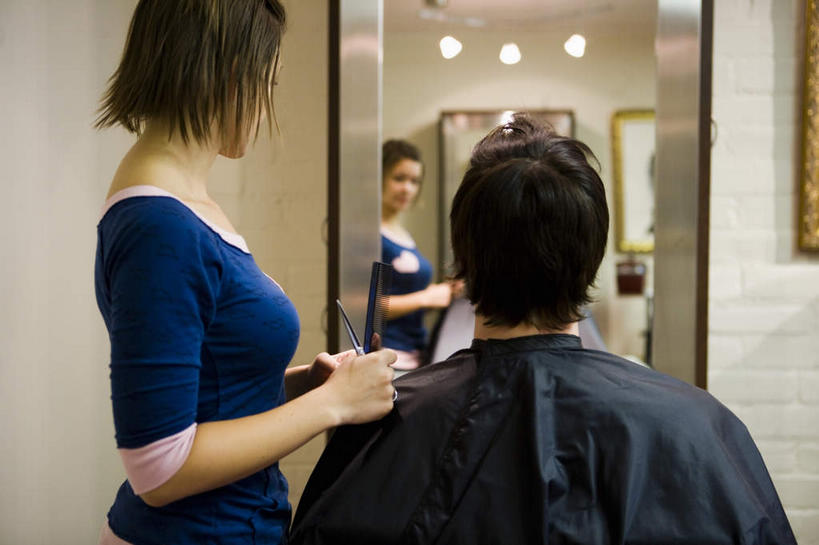 西方人,两个人,理发师,站,横图,室内,白天,镜子,照明,欧洲,欧洲人,握,阴影,服装,光线,壁灯,影子,墙,灯光,拿,梳子,围兜,拿着,注视,休闲装,顾客,墙壁,墙面,灯,背面,衣服,灯具,日用品,观察,看,站着,休闲,休闲服,握着,服饰,观看,发廊,照亮,镜像,察看,镜面,照明设备,关注,美发用品,理发围布,主顾,剪发围布,理发围兜,围布,男人,男性,女人,女性,中年男性,中年女性,白种人,发型师,理发员,美发师,站立,半身,彩图