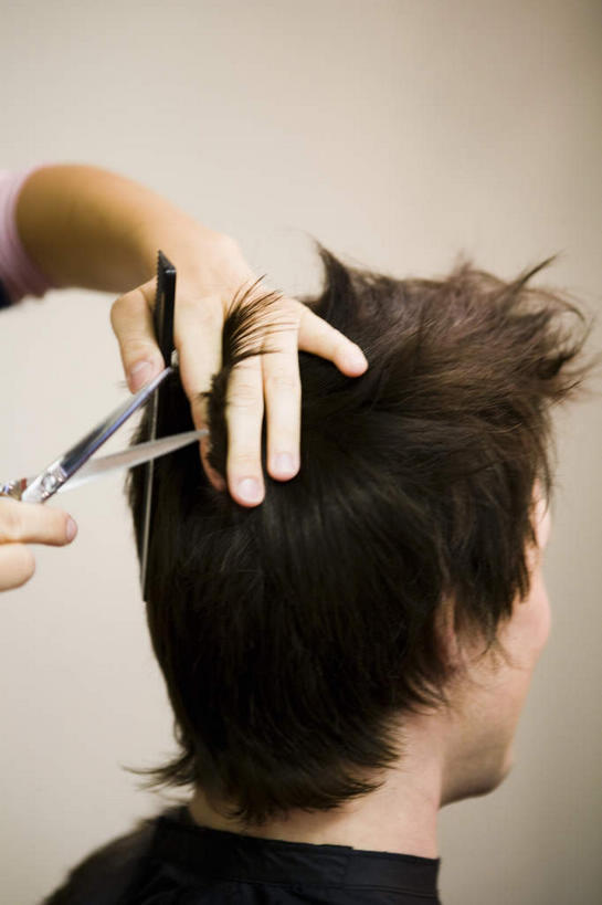 西方人,脸,头,脸颊,手,两个人,理发师,竖图,室内,特写,白天,欧洲,欧洲人,双手,握,修剪,工具,剪刀,拿,梳子,围兜,拿着,顾客,背面,日用品,手部,握着,裁剪,发廊,剪子,剪裁,切割,美发用品,理发围布,主顾,剪发围布,理发围兜,围布,男人,男性,女人,女性,中年男性,中年女性,白种人,头部,脸部,脸蛋,面部,发型师,理发员,美发师,半身,彩图