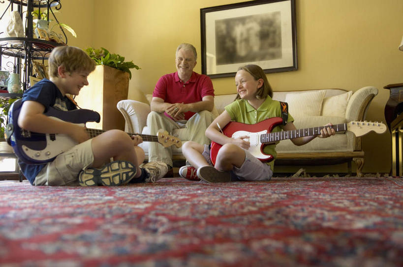 西方人,儿童,中年人,三个人,家庭,父亲,女儿,儿子,坐,笑,盘腿,双手交叉,微笑,露齿笑,横图,室内,白天,正面,绘画,纯洁,地毯,柜子,沙发,欧洲,欧洲人,握,服装,艺术,装饰,编织,手工艺品,墙,吉他,乐器,弦乐器,织物,弹奏,拿,拿着,注视,休闲装,文化,壁画,墙壁,墙面,小孩,衣服,工艺品,橱柜,观察,看,休闲,温暖,温馨,父女,父子,一家人,休闲服,父爱,可爱,童年,童趣,握着,服饰,观看,华丽,修饰,点缀,和睦,察看,关注,弹拨弦鸣乐器,童真,烂漫,无邪,衬托,美观,雅致,雅观,天真,男孩,男人,男性,女孩,女人,女性,中年男性,白种人,孩子,画画,盘腿而坐,盘膝,盘着腿的,盘着腿坐,十字手,双腿交叉,坐着,彩图,全身,融洽,弹拨弦乐器,男生,女生,皮沙发