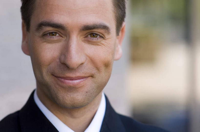 西方人,脸,头,脸颊,一个人,商务人士,商务男性,笑,微笑,横图,室外,特写,白天,正面,衬衫,欧洲,欧洲人,仅一个男性,仅一个人,仅一个中年男性,阴影,套装,朦胧,模糊,光线,影子,注视,肩膀,阳光,观察,看,观看,察看,关注,商务装,工薪阶层,酒涡,梨涡,男人,男性,中年男性,白种人,头部,脸部,脸蛋,面部,白领,上班族,半身,彩图,衬衣