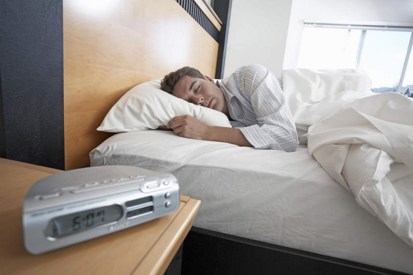 西方人,一个人,闭眼,睡,横图,室内,白天,侧面,窗户,床,卧室,闹钟,欧洲,欧洲人,仅一个男性,仅一个人,仅一个中年男性,阴影,睡衣,时间,反射,时钟,影子,墙,床单,计时,被子,玻璃窗,墙壁,墙面,钟表,趴着,表,单人床,被单,寝衣,男人,男性,中年男性,白种人,钟,闭眼睛,闭着眼,闭着眼睛,困,困觉,趴,寝息,睡觉,半身,彩图,睡房,卧房