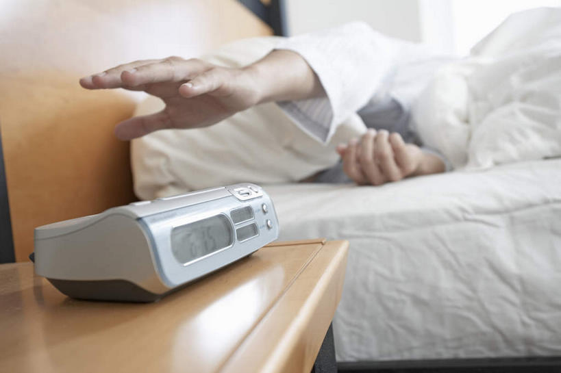 西方人,一个人,举,睡,横图,室内,白天,侧面,窗户,床,卧室,闹钟,欧洲,欧洲人,仅一个男性,仅一个人,仅一个中年男性,阴影,睡衣,朦胧,模糊,时间,反射,时钟,影子,墙,床单,计时,被子,玻璃窗,墙壁,墙面,钟表,趴着,托,表,单人床,被单,寝衣,男人,男性,中年男性,白种人,钟,举起,举手,举着,困,困觉,趴,寝息,睡觉,向上举,向上伸,向上托,半身,彩图,睡房,卧房