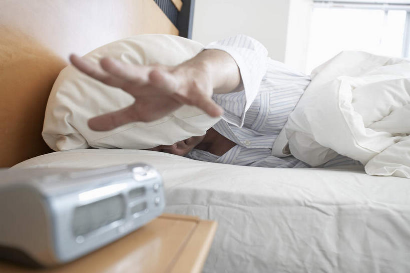 西方人,一个人,举,睡,横图,室内,白天,侧面,窗户,床,卧室,闹钟,欧洲,欧洲人,仅一个男性,仅一个人,仅一个中年男性,阴影,睡衣,朦胧,模糊,时间,反射,时钟,影子,墙,床单,计时,被子,玻璃窗,墙壁,墙面,钟表,趴着,托,表,单人床,被单,寝衣,男人,男性,中年男性,白种人,钟,举起,举手,举着,困,困觉,趴,寝息,睡觉,向上举,向上伸,向上托,半身,彩图,睡房,卧房