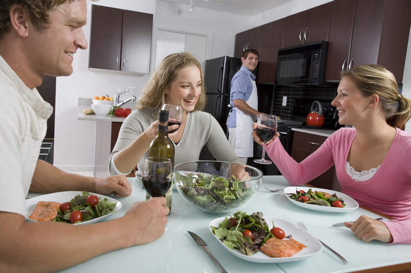 红酒,葡萄酒,西方人,四个人,家庭,夫妻,伙伴,朋友,站,坐,举,笑,微笑,露齿笑,横图,室内,白天,正面,爱情,友谊,厨房,柜子,蔬菜,西红柿,小番茄,杯子,厨具,玻璃,欧洲,欧洲人,一堆,许多,握,阴影,堆叠,堆积,服装,新鲜,反射,高脚杯,影子,生菜,莴苣,生食,蔬菜沙拉,沙拉,食品,红酒杯,酒类,储物柜,浪漫,红酒瓶,注视,休闲装,色拉,沙律,玻璃制品,酒,酒瓶,食物,饮料,衣服,红色,玻璃瓶,酒杯,瓶子,容器,碗,观察,看,托,站着,休闲,温暖,温馨,一家人,休闲服,红葡萄酒,恩爱,握着,恋人,服饰,有机食品,绿色食品,观看,色拉酱,储藏,堆,灶具,和睦,察看,葡萄酒杯,葡萄酒瓶,储存,关注,千岛酱,燃气灶,春菜,鹅仔菜,莴仔菜,千金菜,叶用莴苣,燃气具,储备,蕴藏,贮备,小西红柿,樱桃小番茄,珍珠小番茄,友情,男人,男性,年轻女性,女人,女性,中年男性,白种人,夫妇,情侣,玻璃杯,樱桃番茄,圣女果,番茄,举起,举手,举着,向上举,向上伸,向上托,站立,坐着,半身,彩图,灶间,伴侣,融洽,贮存