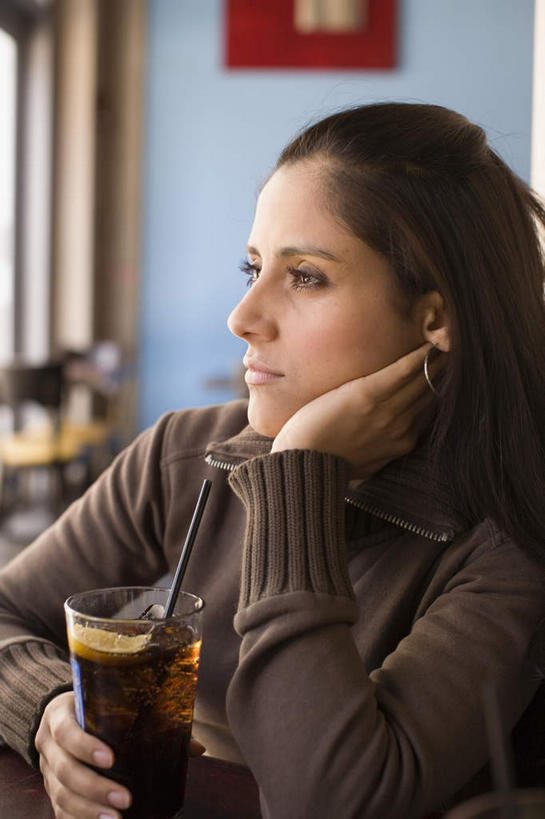 果汁,一个人,坐,竖图,室内,白天,正面,毛衣,柠檬,杯子,水果,亚洲,仅一个年轻女性,仅一个女性,仅一个人,撑,服装,新鲜,墙,生食,食品,果实,饮品,一杯,扭头,托腮,注视,休闲装,墙壁,墙面,玻璃制品,食物,饮料,一个,衣服,蓝色,水杯,观察,看,托,转头,休闲,休闲服,服饰,有机食品,绿色食品,单个,观看,察看,关注,可口,托下巴,线衫,适口,年轻女性,女人,女性,亚洲人,印度人,玻璃杯,益母果,柠果,坐着,半身,彩图,绒衣,套衫,套头毛衣,线衣