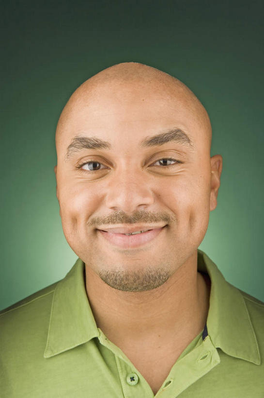 西方人,脸,头,脸颊,胡须,秃头,一个人,站,笑,微笑,竖图,室内,特写,白天,正面,欧洲,非洲,黑人,欧洲人,仅一个男性,仅一个人,绿色背景,阴影,服装,反射,影子,注视,休闲装,肩膀,仅一个年轻男性,衣服,绿色,观察,看,站着,休闲,休闲服,摄影,服饰,影棚,观看,察看,关注,酒涡,梨涡,男人,男性,年轻男性,非洲人,头部,光头,胡子,无发,小胡子,脸部,脸蛋,面部,站立,半身,彩图,影棚拍摄,拍摄