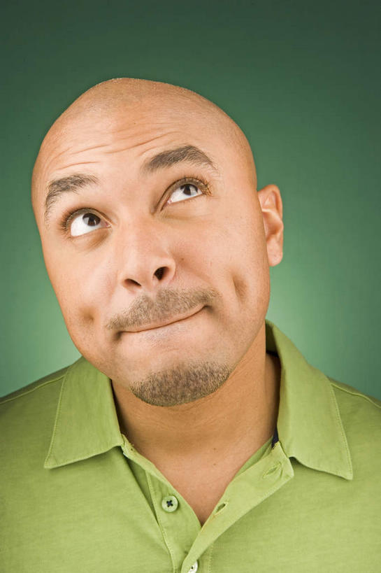 西方人,脸,头,脸颊,胡须,秃头,一个人,站,笑,微笑,竖图,室内,特写,白天,正面,欧洲,非洲,黑人,欧洲人,仅一个男性,仅一个人,绿色背景,阴影,服装,反射,影子,注视,休闲装,肩膀,仅一个年轻男性,衣服,绿色,观察,看,站着,休闲,休闲服,摄影,服饰,影棚,观看,察看,关注,酒涡,梨涡,男人,男性,年轻男性,非洲人,头部,光头,胡子,无发,小胡子,脸部,脸蛋,面部,站立,半身,彩图,影棚拍摄,拍摄