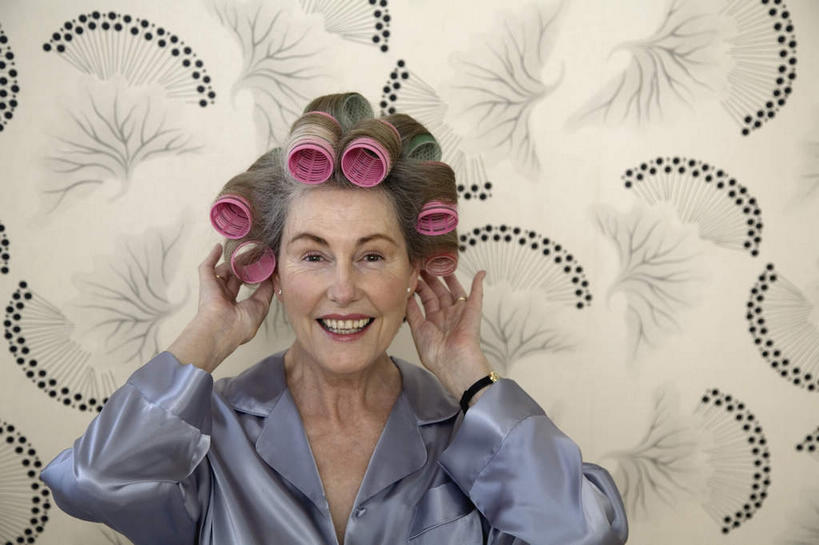 西方人,一个人,坐,笑,摸,微笑,露齿笑,横图,室内,白天,正面,壁纸,欧洲,欧洲人,仅一个女性,仅一个人,抚摸,阴影,睡衣,服装,时间,反射,时钟,手表,影子,墙,计时,注视,墙壁,墙面,衣服,钟表,观察,看,表,服饰,仅一个老年女性,观看,卷发棒,卷发器,腕表,察看,衣着,穿着,关注,烫发器,寝衣,衣饰,塑料卷发棒,老年女性,女人,女性,白种人,墙纸,钟,触摸,接触,坐着,半身,彩图