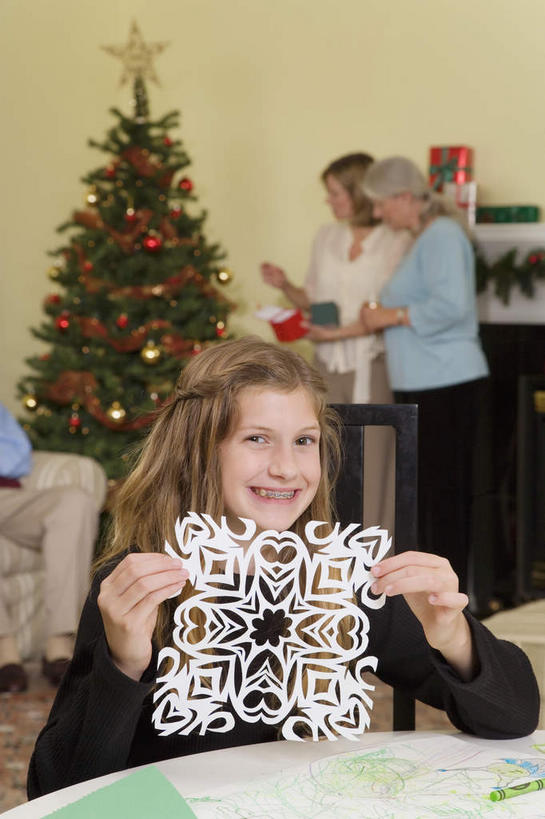 西方人,儿童,中年人,老年人,三个人,母亲,女儿,祖母,三代同堂,客厅,站,坐,笑,微笑,露齿笑,竖图,室内,白天,正面,纯洁,植物,壁炉,餐桌,桌子,欧洲,圣诞节,欧洲人,握,服装,节日,庆祝,艺术,装饰,挂饰,纸艺,手工艺品,圣诞树,圣诞球,拿,拿着,注视,休闲装,文化,祖孙三代,球,树,树木,小孩,衣服,绿色,自然,纸制品,工艺品,剪纸,观察,看,站着,庆典,休闲,球体,温暖,温馨,母女,休闲服,可爱,母爱,童年,童趣,握着,服饰,生长,奶奶,成长,餐台,观看,纪念,祖孙,华丽,修饰,点缀,和睦,察看,起居室,高雅,关注,童真,烂漫,无邪,外婆,外孙女,外祖母,自信心,品位,衬托,美观,雅致,雅观,剪画,刻纸,客堂,天真,老年女性,女孩,女人,女性,中年女性,白种人,孩子,全家福,孙女,站立,坐着,半身,彩图,融洽,女生,多代同堂,妈妈