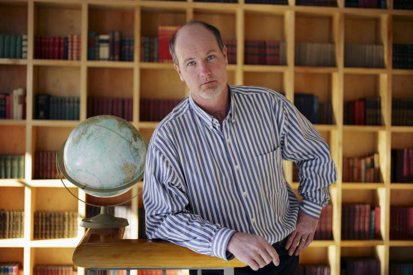 西方人,一个人,图书馆,站,横图,室内,白天,正面,仪器,海洋,桌面,桌子,地图,书籍,欧洲,欧洲人,仅一个男性,仅一个人,仅一个中年男性,一副,一排,许多,撑,服装,整齐,网格,木制,地球仪,线条,眼镜,世界地图,地球,陆地,很多,全球,注视,外套,手叉腰,球,排列,一个,衣服,经纬线,模型,木制品,书柜,叉腰,观察,看,站着,球体,书橱,地理,国家,服饰,单个,观看,大陆,察看,世界,撑着,衣着,穿着,队列,关注,纬线,版图,近视眼镜,经线,浏览室,经纬仪,地理学,衣饰,男人,男性,中年男性,白种人,书,图书,外衣,站立,半身,彩图,书库,图书库,大洋,大洲,阅览室