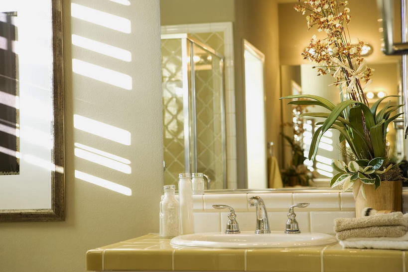 无人,横图,室内,白天,正面,化妆,美容,智慧,窗户,镜子,卫生间,浴室,叶子,护肤,阴影,艺术,美白,盛开,光线,纺织物,润肤露,水槽,水龙头,影子,墙,绿叶,花蕾,文化,水斗,开关,玻璃窗,墙壁,墙面,花,花瓣,花朵,鲜花,阳光,插花,毛巾,花苞,花蕊,打开,清洁,保养,享受,休闲,嫩叶,放松,去角质,保健,保湿,保暖,插花艺术,阀门,镜像,滋润,乳液,创造,开启,护肤品,镜面,去死皮,创作,护肤用品,舒缓,想象,透气,养颜,防水,去污,控油,紧肤,嫩肤,祛痘,去痘,祛角质,抗衰,再生,增白,补水,祛斑,抗皱,防皱,除皱,去皱,水咀,储水,耐磨,吸水,淋浴房,叶,叶片,彩图,冲凉房,沐浴间,沐浴室