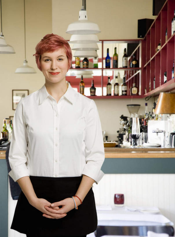 西方人,一个人,服务员,站,笑,微笑,竖图,室内,白天,正面,工作服,制服,桌面,桌子,欧洲,欧洲人,仅一个年轻女性,仅一个女性,仅一个人,握,木制,置物架,注视,架子,木制品,观察,看,站着,握着,观看,察看,关注,咖啡店,陈列架,咖啡屋,工作制服,搁架,年轻女性,女人,女性,白种人,服务生,侍者,站立,半身,彩图,工作套服,咖啡馆