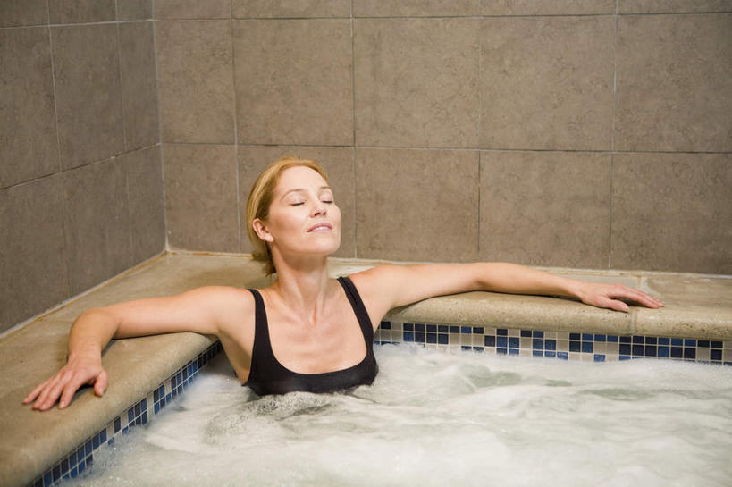 西方人,一个人,坐,闭眼,伸展双臂,笑,微笑,横图,俯视,室内,白天,泳装,比基尼,按摩,美容,水,欧洲,欧洲人,仅一个女性,仅一个人,护肤,波纹,透明,瓷砖,液体,墙,气泡,水滴,涟漪,漩涡,水泡,墙壁,墙面,水珠,黑色,水纹,泡泡,浴缸,仅一个中年女性,保养,享受,休闲,放松,搭,SPA水疗,保健,温泉浴场,圆弧,搭着,卫浴设备,养颜,水管装置,女人,女性,中年女性,白种人,矿泉疗养地,闭眼睛,闭着眼,闭着眼睛,敞开双臂,伸开双臂,展开双肩,张开手臂,张开双臂,坐着,半身,彩图,高角度拍摄,三点式,泳衣,水疗