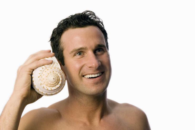 西方人,脸,头,脸颊,脖子,手,一个人,笑,微笑,露齿笑,横图,室内,特写,白天,白色背景,正面,贝壳,欧洲,欧洲人,仅一个男性,仅一个人,仅一个中年男性,握,拿,听,拿着,注视,肩膀,一个,观察,看,手部,握着,摄影,影棚,单个,观看,单手,察看,关注,男人,男性,中年男性,白种人,头部,脖,颈,颈部,脸部,脸蛋,面部,贝类外壳,海螺壳,软体动物外壳,半身,彩图,影棚拍摄,拍摄