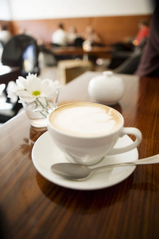 咖啡,西方人,坐,竖图,俯视,室内,特写,白天,幸福,桌面,桌子,杯子,餐具,欧洲,欧洲人,行人,游客,游人,服装,朦胧,模糊,盛开,木制,瓷器,碟子,盘,勺子,卡布奇诺,咖啡杯,陶瓷制品,许多人,花蕾,休闲装,娱乐,路人,旅客,花,花瓣,花朵,鲜花,饮料,衣服,盘子,木制品,调羹,碟,汤匙,花苞,花蕊,一群人,享受,休闲,温馨,休闲服,放松,乐趣,服饰,提神,舒适,咖啡店,瓷杯,醒脑,咖啡屋,软饮料,卡布奇诺咖啡,过客,男人,男性,女人,女性,中年男性,中年女性,白种人,坐着,半身,彩图,高角度拍摄,咖啡馆