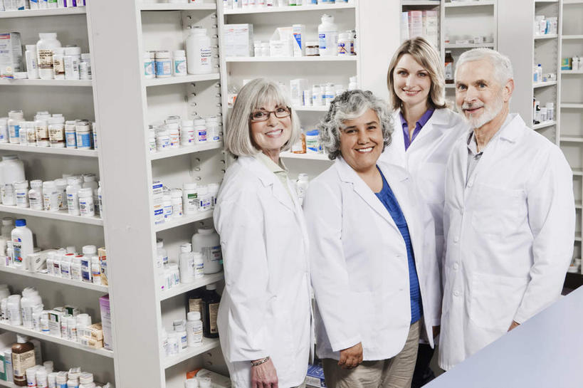 西方人,四个人,伙伴,朋友,药剂师,横图,室内,白天,正面,工作服,制服,友谊,安全,合作,团队,欧洲,欧洲人,服装,眼镜,药剂,药丸,防护,药片,货架,架子,衣服,白色,瓶子,塑料制品,药品,塑料瓶,战略,治疗,服饰,老花镜,保护,药物,医疗,衣着,穿着,保险,预防,陈列架,联合,合谋,超市货架,工作制服,衣饰,远视眼镜,配合,平安,协作,老年男性,老年女性,男人,男性,女人,女性,中年女性,白种人,配药师,半身,彩图,工作套服