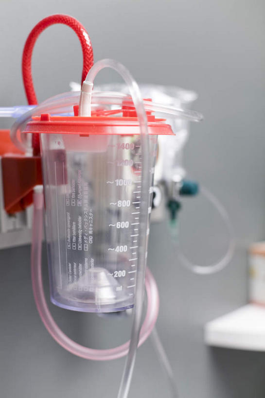 无人,医院,竖图,室内,特写,白天,正面,不锈钢,不锈钢制品,墙,墙壁,墙面,针管,针筒,注射,医疗,医疗设备,注射器,输液,医疗器械,打点滴,医疗机构,输液架,输液瓶,静脉输液,医疗用具,彩图,病院,诊所