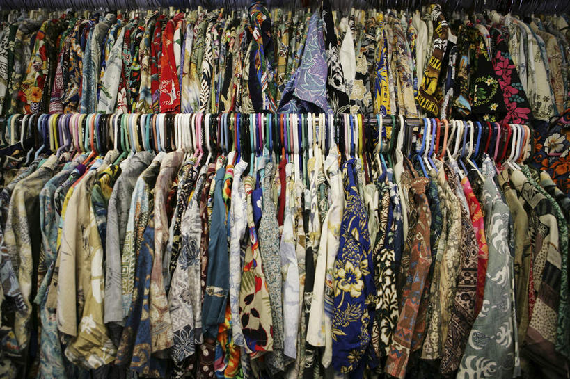 无人,商店,横图,室内,特写,白天,正面,民族服装,衬衫,购物,消费,超市,静物,衣架,一排,许多,吊挂,悬挂,花纹,整齐,装饰,挂,排列,金融,百货,华丽,修饰,点缀,服装店,队列,选购,贸易,百货公司,服饰店,衬托,美观,雅致,雅观,血拼,挂衣架,晾衣架,彩图,衬衣,传统服装,民俗服,购物商场,购物中心,商业中心,夏威夷衬衫