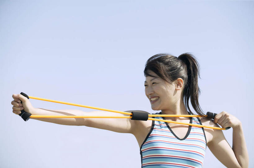 东方人,一个人,站,拉,笑,微笑,露齿笑,横图,室外,白天,仰视,亚洲,仅一个年轻女性,仅一个女性,仅一个人,阴影,短裤,裤子,光线,背心,影子,扭头,注视,黄种人,蓝色,黑色,蓝天,天空,阳光,天,观察,看,站着,转头,晴朗,观看,察看,关注,拉力器,万里无云,年轻女性,女人,女性,亚洲人,晴空,晴空万里,站立,半身,彩图,低角度拍摄