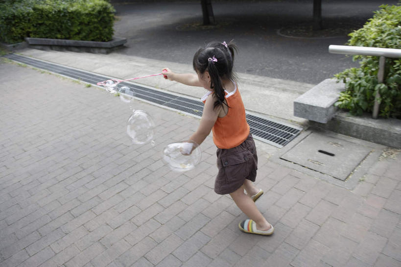 东方人,儿童,一个人,栏杆,跑,横图,俯视,室外,白天,锻炼,游戏,纯洁,运动,植物,玩具,亚洲,仅一个女性,仅一个人,握,阴影,服装,光线,影子,围栏,拿,玩,拿着,休闲装,黄种人,娱乐,护栏,小孩,衣服,绿色,阳光,自然,仅一个小孩,休闲,休闲服,可爱,童年,童趣,益智,握着,服饰,生长,成长,活动,发泄,消遣,智力,童真,烂漫,无邪,宣泄,泡泡棒,体育,天真,女孩,女人,女性,亚洲人,孩子,跑步,玩耍,嬉戏,彩图,高角度拍摄,全身,健身,女生