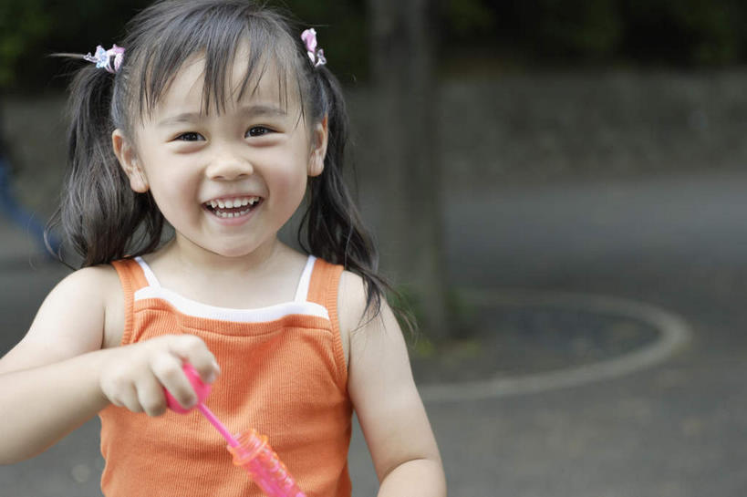 东方人,儿童,一个人,站,笑,微笑,露齿笑,横图,室外,白天,正面,游戏,纯洁,玩具,亚洲,仅一个女性,仅一个人,握,阴影,服装,朦胧,模糊,光线,影子,拿,玩,拿着,注视,休闲装,黄种人,娱乐,小孩,衣服,阳光,观察,看,站着,仅一个小孩,休闲,休闲服,可爱,童年,童趣,益智,握着,服饰,观看,活动,察看,发泄,关注,消遣,智力,童真,烂漫,无邪,宣泄,泡泡棒,天真,女孩,女人,女性,亚洲人,孩子,玩耍,嬉戏,站立,半身,彩图,女生