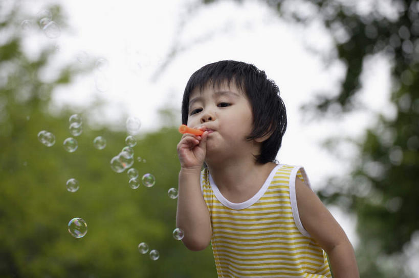 东方人,儿童,一个人,站,横图,室外,白天,正面,游戏,纯洁,植物,玩具,亚洲,仅一个男性,仅一个人,握,阴影,服装,朦胧,模糊,光线,影子,拿,玩,拿着,注视,休闲装,黄种人,娱乐,树,树木,小孩,衣服,绿色,阳光,自然,吹,观察,看,站着,仅一个小孩,休闲,休闲服,可爱,童年,童趣,益智,握着,服饰,生长,成长,观看,活动,察看,发泄,关注,消遣,智力,童真,烂漫,无邪,宣泄,泡泡棒,天真,男孩,男人,男性,亚洲人,孩子,玩耍,嬉戏,站立,半身,彩图,男生