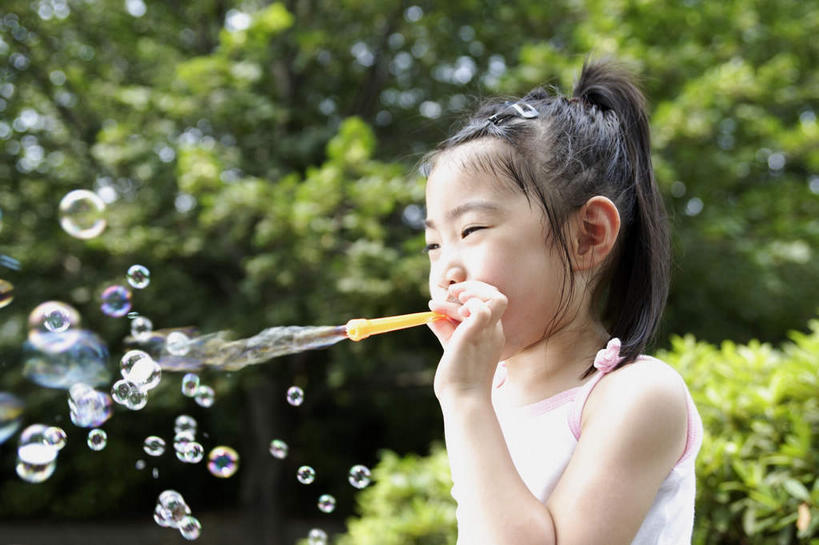 东方人,儿童,一个人,站,笑,微笑,露齿笑,横图,室外,白天,侧面,游戏,纯洁,植物,玩具,亚洲,仅一个女性,仅一个人,握,阴影,服装,朦胧,模糊,光线,影子,拿,玩,拿着,注视,休闲装,黄种人,娱乐,树,树木,小孩,衣服,绿色,阳光,自然,吹,观察,看,站着,仅一个小孩,休闲,休闲服,可爱,童年,童趣,益智,握着,服饰,生长,成长,观看,活动,察看,发泄,关注,消遣,智力,童真,烂漫,无邪,宣泄,泡泡棒,天真,女孩,女人,女性,亚洲人,孩子,玩耍,嬉戏,站立,半身,彩图,女生