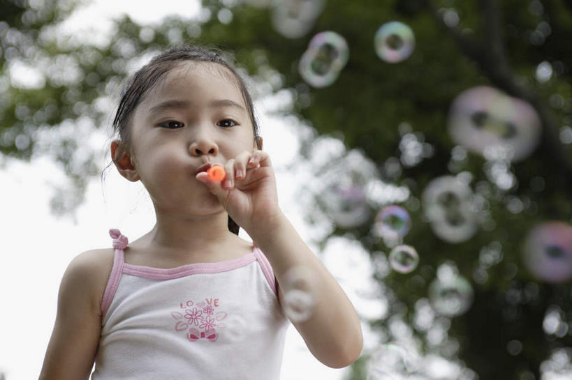 东方人,儿童,一个人,站,横图,室外,白天,仰视,游戏,纯洁,植物,玩具,亚洲,仅一个女性,仅一个人,握,阴影,服装,朦胧,模糊,光线,影子,拿,玩,拿着,注视,休闲装,黄种人,娱乐,树,树木,小孩,衣服,绿色,阳光,自然,吹,观察,看,站着,仅一个小孩,休闲,休闲服,可爱,童年,童趣,益智,握着,服饰,生长,成长,观看,活动,察看,发泄,关注,消遣,智力,童真,烂漫,无邪,宣泄,泡泡棒,天真,女孩,女人,女性,亚洲人,孩子,玩耍,嬉戏,站立,半身,彩图,低角度拍摄,女生