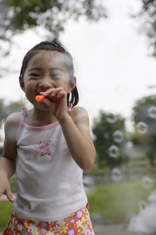 东方人,儿童,一个人,站,笑,微笑,露齿笑,竖图,室外,白天,正面,游戏,纯洁,植物,玩具,亚洲,仅一个女性,仅一个人,握,阴影,服装,朦胧,模糊,光线,影子,拿,玩,拿着,注视,休闲装,黄种人,娱乐,树,树木,小孩,衣服,绿色,阳光,自然,吹,观察,看,站着,仅一个小孩,休闲,休闲服,可爱,童年,童趣,益智,握着,服饰,生长,成长,观看,活动,察看,发泄,关注,消遣,智力,童真,烂漫,无邪,宣泄,泡泡棒,天真,女孩,女人,女性,亚洲人,孩子,玩耍,嬉戏,站立,半身,彩图,女生