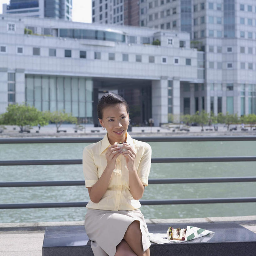东方人,一个人,商务人士,商务女性,高楼大厦,坐,笑,微笑,露齿笑,方图,室外,白天,正面,烹饪,西餐,植物,大厦,建筑,摩天大楼,椅子,亚洲,仅一个年轻女性,仅一个女性,仅一个人,握,套装,躺椅,三明治,料理,食品,拿,拿着,黄种人,菜肴,美食,树,树木,食物,绿色,黑色,自然,快餐,石椅,西式,握着,佳肴,生长,成长,商务装,工薪阶层,西式快餐,三文治,年轻女性,女人,女性,亚洲人,长发,白领,上班族,坐着,半身,彩图,大楼,高层建筑,高楼,摩天楼