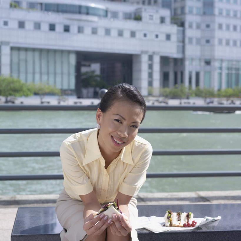东方人,一个人,商务人士,商务女性,高楼大厦,坐,笑,微笑,露齿笑,方图,室外,白天,正面,烹饪,西餐,植物,大厦,建筑,摩天大楼,椅子,亚洲,仅一个年轻女性,仅一个女性,仅一个人,握,套装,躺椅,三明治,料理,食品,拿,拿着,黄种人,菜肴,美食,树,树木,食物,绿色,黑色,自然,快餐,石椅,西式,握着,佳肴,生长,成长,商务装,工薪阶层,西式快餐,三文治,年轻女性,女人,女性,亚洲人,长发,白领,上班族,坐着,半身,彩图,大楼,高层建筑,高楼,摩天楼