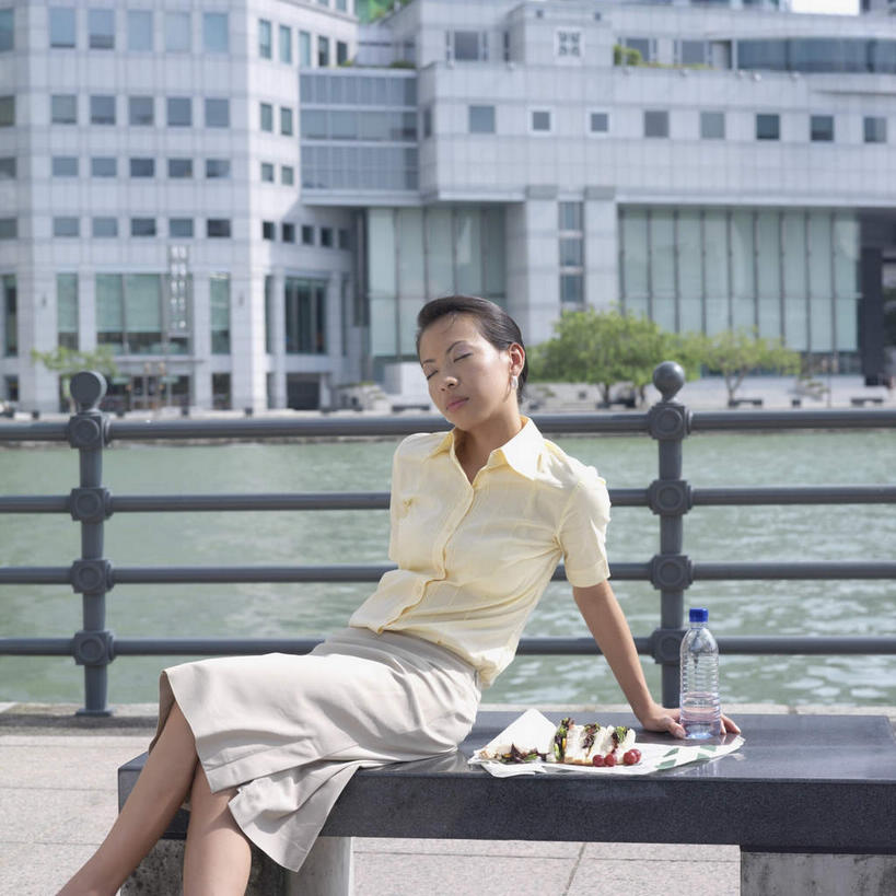 东方人,一个人,商务人士,商务女性,高楼大厦,栏杆,坐,闭眼,睡,方图,室外,白天,正面,烹饪,西餐,河流,水,植物,大厦,建筑,摩天大楼,亚洲,仅一个年轻女性,仅一个女性,仅一个人,撑,套装,河水,水流,围栏,三明治,料理,食品,黄种人,菜肴,美食,护栏,树,树木,食物,绿色,黑色,自然,餐巾,快餐,西式,佳肴,生长,成长,撑着,商务装,工薪阶层,西式快餐,三文治,年轻女性,女人,女性,亚洲人,长发,白领,上班族,闭眼睛,闭着眼,闭着眼睛,困,困觉,寝息,睡觉,坐着,半身,彩图,大楼,高层建筑,高楼,摩天楼