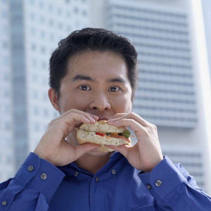 东方人,一个人,商务人士,商务男性,高楼大厦,栏杆,站,方图,室外,白天,正面,衬衫,烹饪,西餐,大厦,建筑,摩天大楼,亚洲,仅一个男性,仅一个人,套装,围栏,三明治,料理,食品,注视,黄种人,菜肴,美食,护栏,食物,仅一个年轻男性,黑色,快餐,观察,看,站着,西式,佳肴,观看,察看,关注,商务装,工薪阶层,西式快餐,三文治,男人,男性,年轻男性,亚洲人,白领,上班族,站立,半身,彩图,衬衣,大楼,高层建筑,高楼,摩天楼,短发