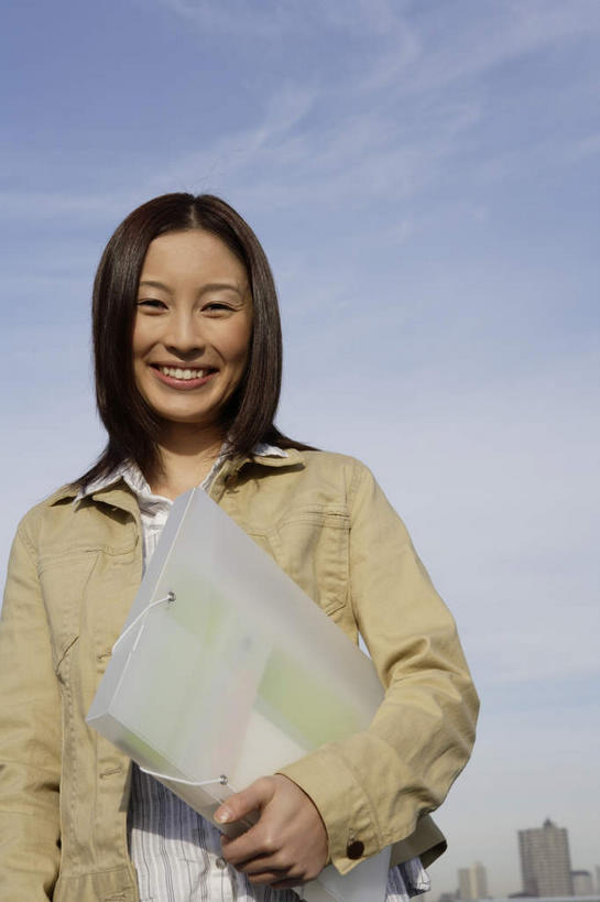 东方人,一个人,站,笑,微笑,露齿笑,竖图,室外,白天,正面,亚洲,仅一个年轻女性,仅一个女性,仅一个人,握,阴影,服装,光线,材料,档案,文件,影子,云,云朵,夹,拿,云彩,拿着,注视,休闲装,黄种人,衣服,蓝色,白云,蓝天,天空,阳光,资料,天,观察,看,站着,休闲,休闲服,握着,服饰,晴朗,观看,档案袋,察看,夹着,关注,文档,年轻女性,女人,女性,亚洲人,晴空,站立,半身,彩图