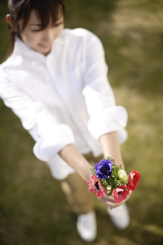 东方人,一个人,站,举,竖图,俯视,室外,白天,草地,草坪,植物,亚洲,仅一个年轻女性,仅一个女性,仅一个人,握,阴影,服装,朦胧,模糊,盛开,光线,影子,拿,花蕾,拿着,休闲装,黄种人,草,花,花瓣,花朵,鲜花,衣服,绿色,阳光,花苞,花蕊,托,站着,休闲,休闲服,菊花,握着,服饰,金光菊,黑心菊,臭菊,黑眼菊,年轻女性,女人,女性,亚洲人,举起,举手,举着,向上举,向上伸,向上托,站立,彩图,高角度拍摄,全身