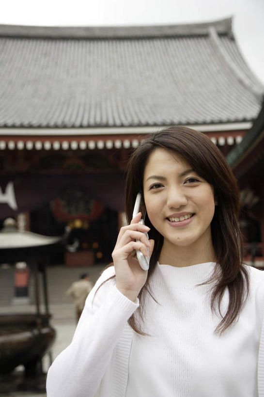 东方人,脸,头,脸颊,手,一个人,寺庙,站,笑,打电话,微笑,露齿笑,竖图,室外,特写,白天,正面,电话,手机,亚洲,仅一个年轻女性,仅一个女性,仅一个人,握,服装,节日,朦胧,模糊,瓦片,屋檐,燃烧,拿,拿着,注视,休闲装,黄种人,文化,通讯设备,檐,肩膀,衣服,天空,香火,庙宇,天,观察,看,祈祷,站着,休闲,健康,手部,休闲服,握着,许愿,宗教,服饰,信仰,观看,纪念,单手,祈求,察看,关注,交流,平安,年轻女性,女人,女性,亚洲人,头部,脸部,脸蛋,面部,沟通,通话,站立,半身,彩图,庙,寺