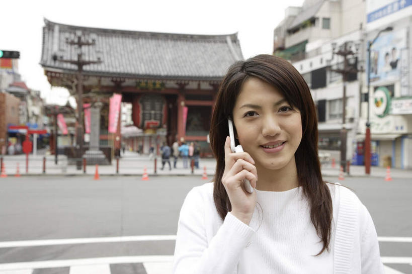 东方人,脸,头,脸颊,手,一个人,寺庙,站,笑,打电话,微笑,露齿笑,横图,室外,特写,白天,正面,道路,路,公路,电话,手机,亚洲,仅一个年轻女性,仅一个女性,仅一个人,握,服装,节日,交通,燃烧,拿,拿着,注视,休闲装,黄种人,文化,通讯设备,肩膀,衣服,天空,香火,庙宇,天,观察,看,祈祷,站着,休闲,健康,手部,休闲服,握着,许愿,宗教,服饰,信仰,观看,纪念,单手,祈求,察看,关注,交流,平安,年轻女性,女人,女性,亚洲人,头部,脸部,脸蛋,面部,马路,沟通,通话,站立,半身,彩图,庙,寺