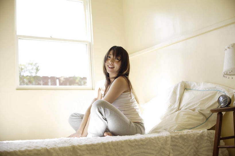 东方人,一个人,坐,横图,室内,白天,侧面,床,台灯,卧室,桌子,闹钟,照明,亚洲,仅一个年轻女性,仅一个女性,仅一个人,朦胧,模糊,时间,木制,时钟,双人床,灯光,床单,计时,扭头,注视,黄种人,被子,灯,一个,木制品,灯具,钟表,观察,看,转头,表,单个,观看,照亮,察看,被单,照明设备,关注,年轻女性,女人,女性,亚洲人,钟,坐着,彩图,全身,睡房,卧房